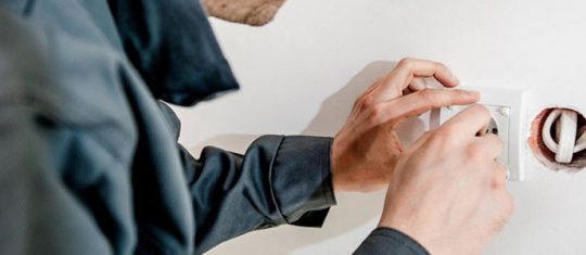 Un artisan incontournable : l’électricien